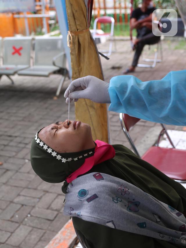 Cegah Covid-19, Penumpang Tiba di Terminal Kalideres Dites Antigen