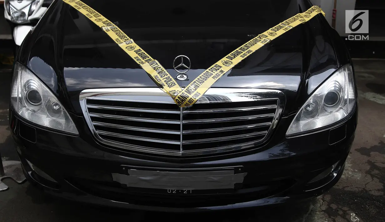 Barang bukti mobil diperlihatkan saat rilis narkoba di Polda Metro Jaya, Jakarta, Rabu (19/12). Sebanyak 70,7 kg shabu dan 49.238 butir ekstasi diamankan petugas berikut 7 orang pelaku yang merupakan jaringan internasional. (Liputan6.com/Herman Zakharia)