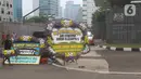 Sejumlah karangan bunga  atas meninggalnya Ratu Elizabeth II  diletakkan di depan Kedutaan Besar (Kedubes) Inggris, kawasan Kuningan, Jakarta, Jumat (9/9/2022). Ratu Elizabeth II meninggal di tengah anggota keluarga yang datang untuk berkunjung ke sana. (Liputan6.com/Herman Zakharia)