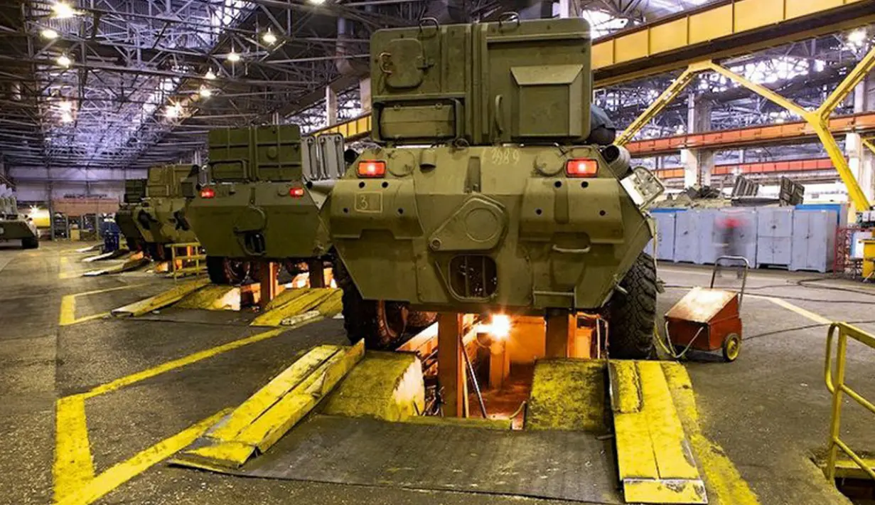 Tank saat dilakukan pengecekan dan uji coba disebuah mesin yang terpasang dibawah tank. Tank ini menggunakan mesin diesel dengan dua turbin yang dapat memudahkan mereka menerjang kawasan terjal. (englishrussia.com/E.Golovach)