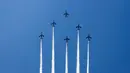Tim demonstrasi aerobatik Blue Impulse dari Pasukan Bela Diri Udara Jepang berlatih jelang pembukaan Olimpiade Tokyo 2020 di atas udara Tokyo, Jepang, Rabu (21/7/2021). Olimpiade Tokyo 2020 akan dibuka pada 23 Juli 2021. (Behrouz MEHRI/AFP)