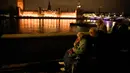 Seorang wanita tua duduk di kursi roda saat antre untuk memberikan penghormatan kepada mendiang Ratu Elizabeth II di London, Inggris, 15 September 2022. Antrean pelayat sudah mengular mulai dari Parlemen, melintasi Jembatan Lambeth di dekatnya dan di sepanjang tepi seberang Sungai Thames. (AP Photo/Andreea Alexandru)