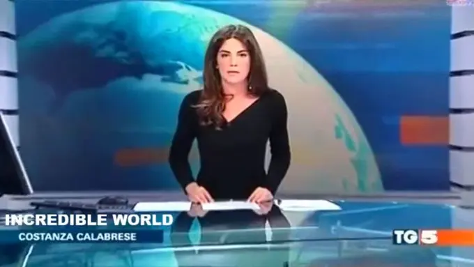 [Bintang] Lupa Siaran di Meja Kaca, Presenter Ini Duduknya Ngangkang!