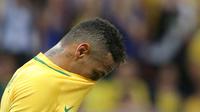 Bintang Brasil, Neymar, tampak kecewa usai menghadapi Irak pada laga Grup A Olimpiade Rio 2016 di Stadion National, Brasilia, Brasil, Senin (8/8/2016). Brasil bermain imbang 0-0 melawan Irak. (AP/Eraldo Peres)