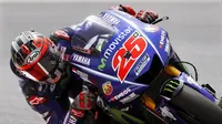 Pebalap Suzuki Ecstar, Alex Rins, menjagokan Maverick Vinales untuk meraih gelar juara MotoGP 2017. (EPA/Andreu Dalmau)