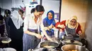 Duchess of Sussex, Meghan Markle saat memasak bersama kelompok Hubb Community Kitchen yang mayoritas beragama Islam saat  melakukan proyek amal di Al Manaar Muslim Cultural Heritage Centre, London, Inggris (19/7). (Jenny Zarins/Kensington Palace via AP)
