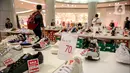 Tak hanya gerai pakian, gerai sepatu yang ada di pusat perbelanjaan itu juga ramai dikunjungi pembeli. (Liputan6.com/Faizal Fanani)