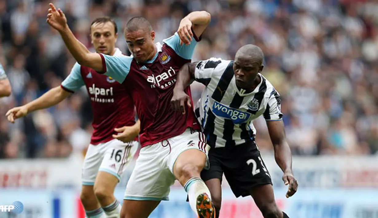 Duel Winston Reid dan Shola Ameobi pada pertandingan Liga Inggris antara Newcastle United melawan West Ham United di Stadion St. James' Park , Newcastle Sabtu 24 Agustus 2013. (AFP/Ian Macnicol)