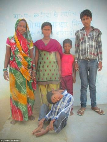 Mahendra dan keluarga | Photo: Copyright asiantown.net