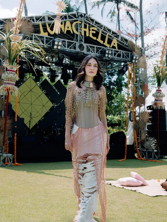 Luna Maya merayakan usia barunya dengan pesta ala konser Coachella, bertajuk “Lunachella” di Bali.  [Foto: Instagram/@gerrykrista]