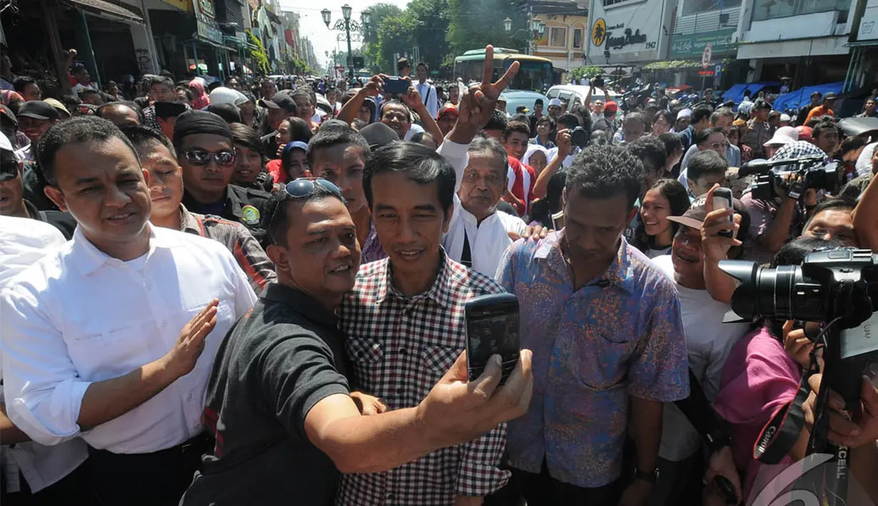 Seorang warga meminta Jokowi untuk berpose bersama saat Jokowi blusukan ke Malioboro dan Pasar Beringharjo di Yogayakrta, Senin (2/6/2014) (Liputan6.com/Herman Zakharia).