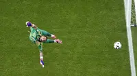 Kiper Italia, Gianluigi Donnarumma, gagal menghalau tendangan pemain Swiss, Ruben Vargas, pada babak 16 besar Euro 2024 di Olympiastadion Berlin, Sabtu (29/6/2024). (AP Photo/Markus Schreiber)