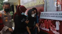 Mantan artis cilik, Ratna Fairuz Albar atau Iyut Bing Slamet dihadirkan dalam kasus dugaan penyalahgunaan narkoba di Mapolres Jakarta Selatan, Sabtu (5/12/2020). Polisi menangkap Iyut Bing Slamet pada Kamis, 3 Desember 2020 malam di rumahnya di kawasan Johar. (Liputan6.com/Herman Zakharia)