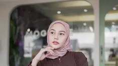 Dara Arafah saat berpose dengan busana muslimah berwarna coklat dan mengunggahnya ke Instagram dengan keterangan, “Assalamualaikum. Gak jawab dosa”. (Instagram/daraarafah)