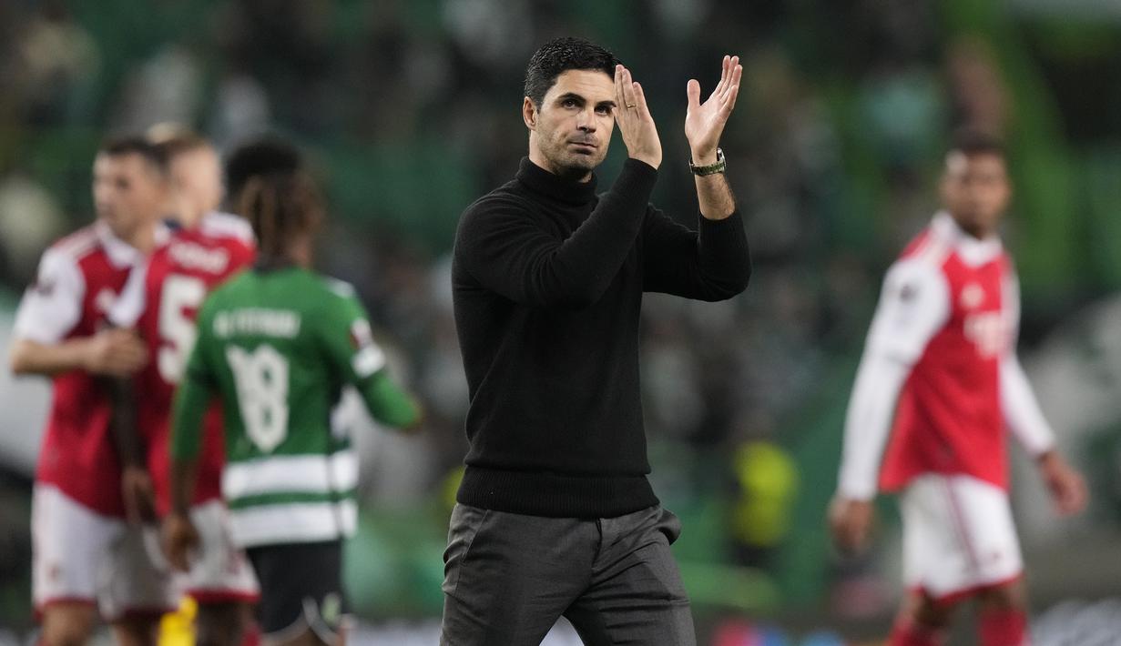 <p>Pelatih Kepala Arsenal, Mikel Arteta memberikan tepuk tangan setelah laga leg pertama Liga Europa 2022/2023 melawan Sporting CP di Jose Alvalade Stadium, Lisbon, Jumat (10/03/2023) dini hari WIB. Laga berakhir dengan skor imbang 2-2. (AP Photo/Armando Franca)</p>
