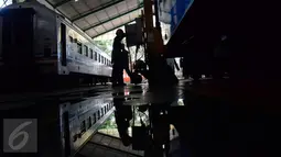 Pekerja Dari PT. KAI  melakukan perbaikan gerbong kereta di depo kereta Poncol Semarang, Jumat   (17/06). Bahkan PT. KAI memperkerjakan 30 orang per harinya untuk bisa mencapai target waktu lebaran. (Gholib)