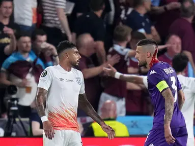 Darah mengalir di kepala pemain Fiorentina, Cristiano Biraghi, setelah insiden pelemparan benda dari tribun suporter West Ham United pada laga final UEFA Europa Conference League di Stadion Eden Arena, Kamis (8/6/2023). Fiorentina takluk dengan skor 1-2. (AP Photo/Petr David Josek)