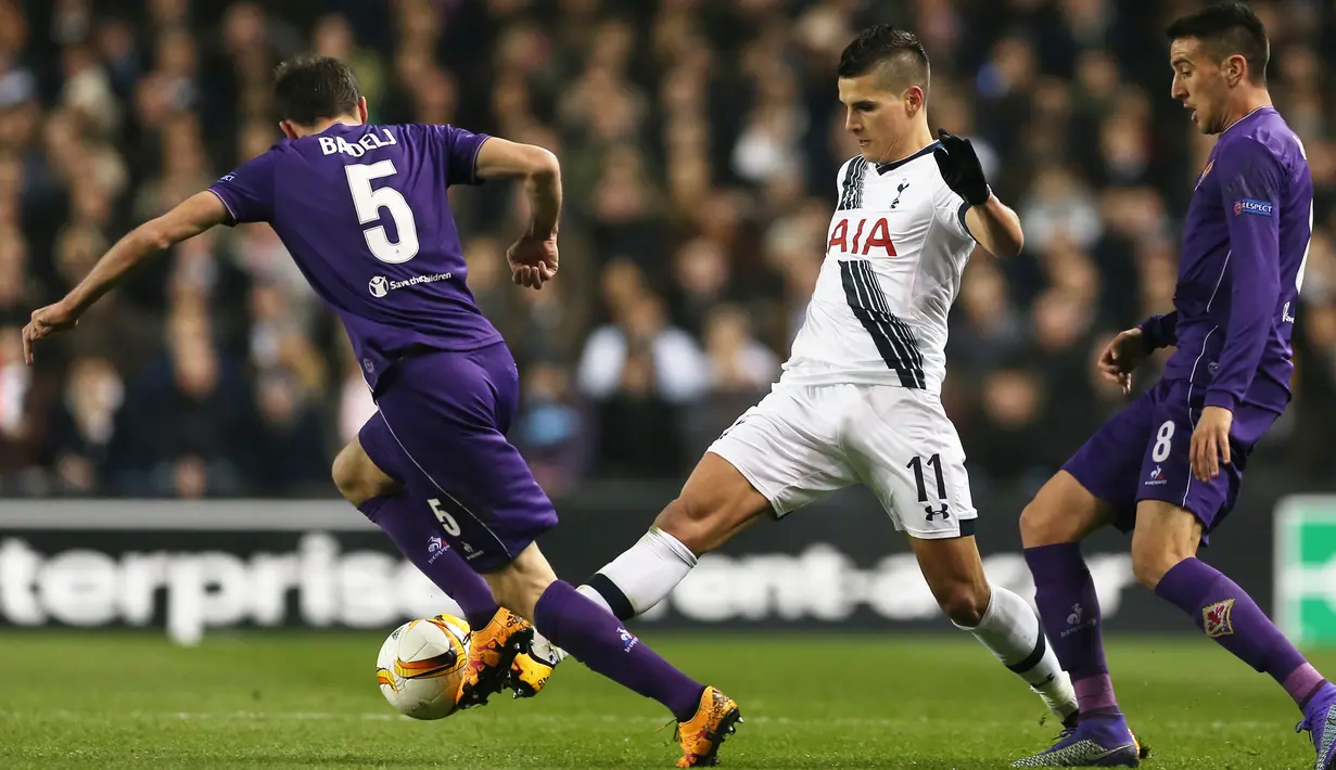 Gelandang Tottenham Hotspur, Erik Lamela (tengah) berusaha melewati dua pemain Fiorentina pada leg kedua babak 32 besar Liga Europa di White Hart Lane, London, Inggris (26/2). Tottenham menang atas Fiorentina dengan skor 3-0. (Reuters/Matius Childs)