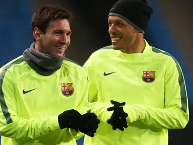 Lionel Messi dan Adriano saat latihan di Etihad Stadium, Inggris, Selasa (24/2/2015). Manchester City akan menjamu Barcelona di leg pertama Liga Champion di Etihad Stadium pada Rabu (25/2/2015).(Reuters/Carl Recine)