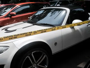 Mobil sport Mazda MX-5 hasil penyitaan barang dari kasus dugaan penipuan, penggelapan dan TPPU Pandawa Group di Polda Metro, Jakarta, Kamis (9/3). Polda Metro Jaya menyita 22 unit mobil, 20 unit motor bos Pandawa Group. (Liputan6.com/Yoppy Renato)