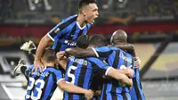 Para pemain Inter Milan merayakan keberhasilan timnya mengalahkan Shakhtar Donetsk dengan skor 5-0 pada semifinal Liga Europa 2019/2020, Selasa (18/8/2020) dini hari WIB. (Federico Gambarini/dpa via AP)