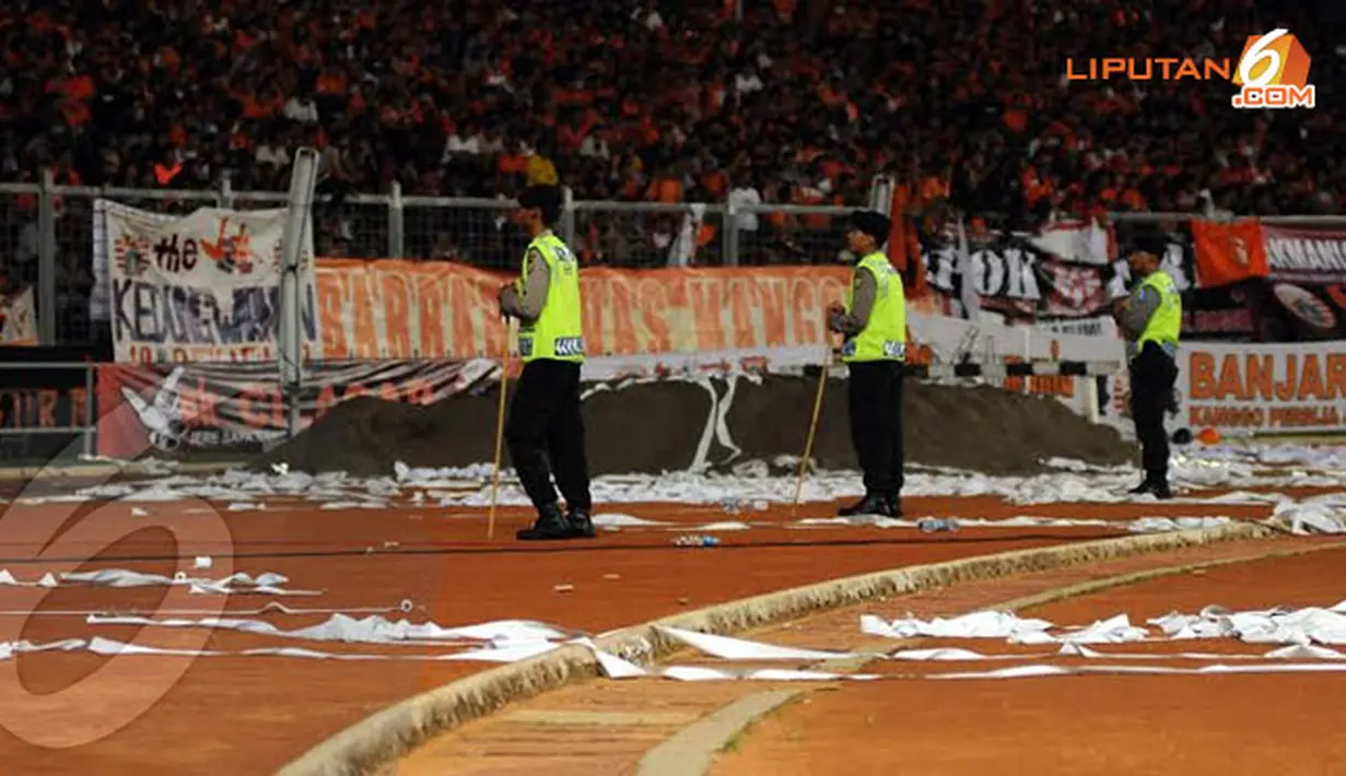 Aparat Kepolisian terus berjaga selama laga Persija kontra PDRM FA Malaysia di stadion GBK Jakarta (Liputan6.com/Helmi Fithriansyah)