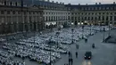 Ratusan orang turut ambil bagian dalam 'Diner en blanc' atau 'Makan Malam Putih' digelar di Place Vendome, Paris, Rabu (8/6). Dalam tradisi yang sudah digelar selama 25 tahun itu, peserta harus mengenakan aksesoris serba putih. (PHILIPPE LOPE/AFP)