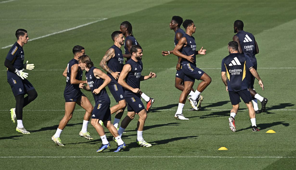 Saat ini, Real Madrid masih kukuh di puncak klasemen LaLiga 2023/2024 dengan mengumpulkan 6 poin dari dua laga. (JAVIER SORIANO / AFP)