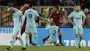 Para pemain Barcelona tampak kecewa usai ditaklukkan AS Roma pada laga leg kedua perempat final Liga Champions, di Stadion Olimpico, Selasa (10/4/2018). AS Roma menang 3-0 atas Barcelona. (AP/Andrew Medichini)