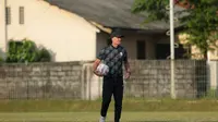 Pelatih Persis Solo, Peter de Roo, saat memimpin agenda pemusatan latihan anak asuhnya yang berlangsung di Yogyakarta sebagai persiapan menuju ajang Super League 2025/2026. (Dok Persis)