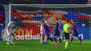 Pemain Barcelona Oscar Mingueza (tengah) melakukan selebrasi usai mencetak gol ke gawang Huesca pada pertandingan Liga Spanyol di Stadion Camp Nou, Barcelona, Spanyol, Senin (15/3/2021). Barcelona menang 4-1. (AP Photo/Joan Monfort)