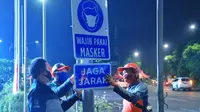 Rambu wajib pakai masker dan jaga jarak (Foto: Dok Dinas Perhubungan Kota Surabaya)