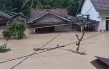 Lampung Barat Dilanda Banjir Bandang, Warga Panik dan Tiga Rumah Hanyut