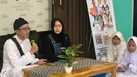 Aming bersama Alma Thania saat mengunjungi Panti Asuhan di Yayasan Insan Cerdas Berkarya.