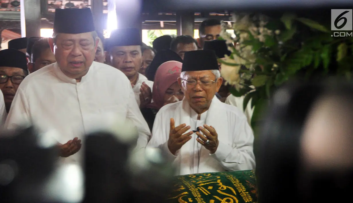 Ketua MUI Ma'ruf Amin (kanan) bersama presiden ke-6 RI Susilo Bambang Yudhoyono  memanjatkan doa saat salat jenazah Ani Yudhoyono di Puri Cikeas, Bogor, Jawa Barat, Minggu (2/6/2019). Jenazah Ani Yudhoyono akan dimakamkan di TMP Kalibata. (Liputan6.com/Immanuel Antonius)