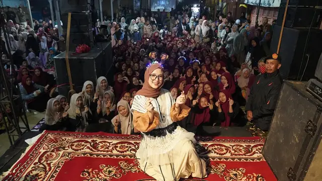 Model gamis brokat Nissa Sabyan (Foto: Instagram @nissa_sabyan)