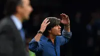 Ekspresi pelatih Jerman, Joachim Loew saat memimpin timnya melawan Chili pada laga grup B Piala Konfederasi 2017 di Kazan Arena Stadium, Kazan (22/6/2017). (AFP/Yuri Cortez)