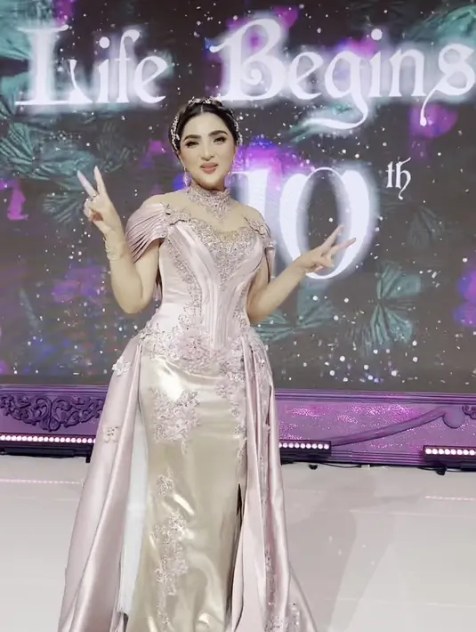 Di momen bahagia itu, Ashanty tampil anggun kenakan dress berwarna baby pink dengan riasan di rambutnya. [Instagram/ashanty_ash]