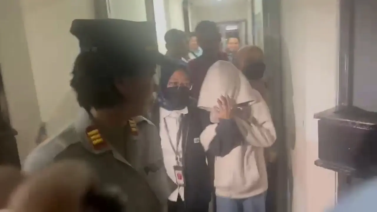 Kekasih Mario Dandy, AG (15) telah merampungkan seluruh agenda persidangan yang digelar di PN Jakarta Selatan pada Selasa (5/4/2023). Adapun agendanya, AG mendengar saksi yang dihadirkan di ruang sidang (Rahmat Baihaqi/Merdeka.com)