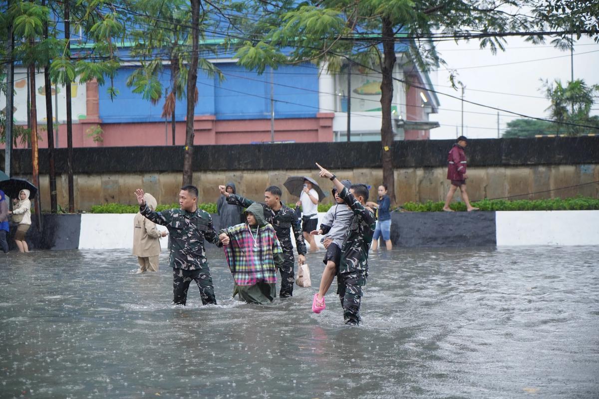 TNI AL Turun Tangan, Bantu Masyarakat Terdampak Banjir di Jakarta