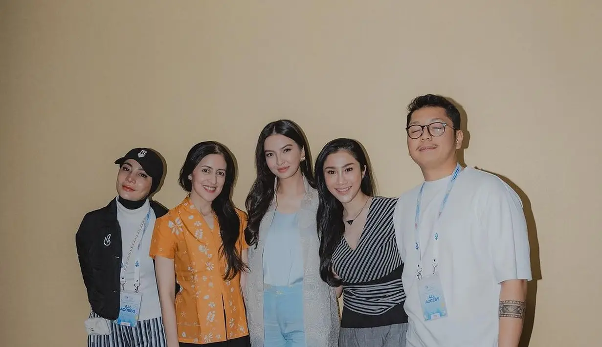 Tutup busana serba biru, Raline Shah mengenakan outer nude keabuan berkerah tinggi yang transparan [@ralineshah]