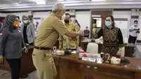 Ketua Komite III DPD RI, Sylviana Murni dan Gubernur Jateng Ganjar Pranowo saat mengunjungi salah satu rumah sakit di Jawa Tengah.