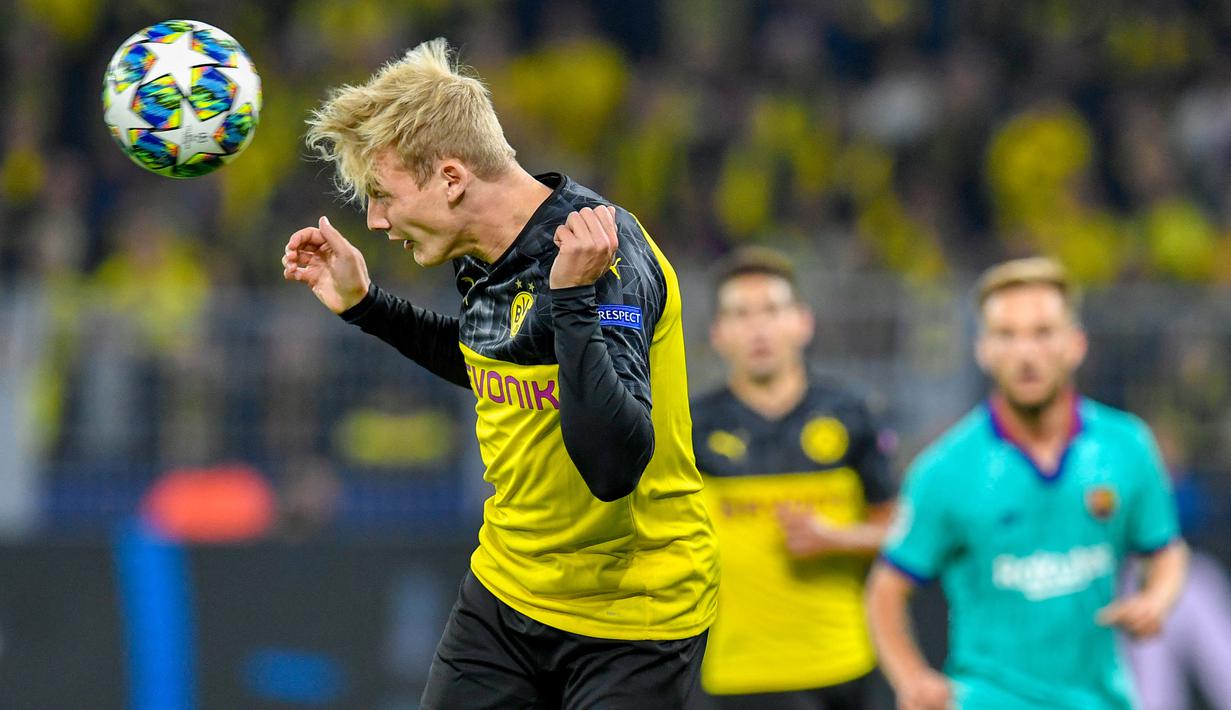 Julian Brandt. Gelandang serang Jerman berusia 26 tahun yang kini masih membela Borussia Dormund sejak didatangkan pada awal musim 2019/2020 dari Bayer Leverkusen, hingga kini telah tampil dalam 125 laga di semua ajang dengan torehan 20 gol dan 21 assist. Ia langsung mencetak 1 gol di laga debutnya bareng Dortmund saat menghadapi FC Augsburg di pekan pertama Bundesliga 2019/2020 (17/8/2019) dalam laga yang berakhir dengan kemenangan 5-1. (AFP/John MacDougall)