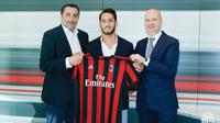 Hakan Calhanoglu resmi berkostum AC MIlan (dokumen AC Milan)