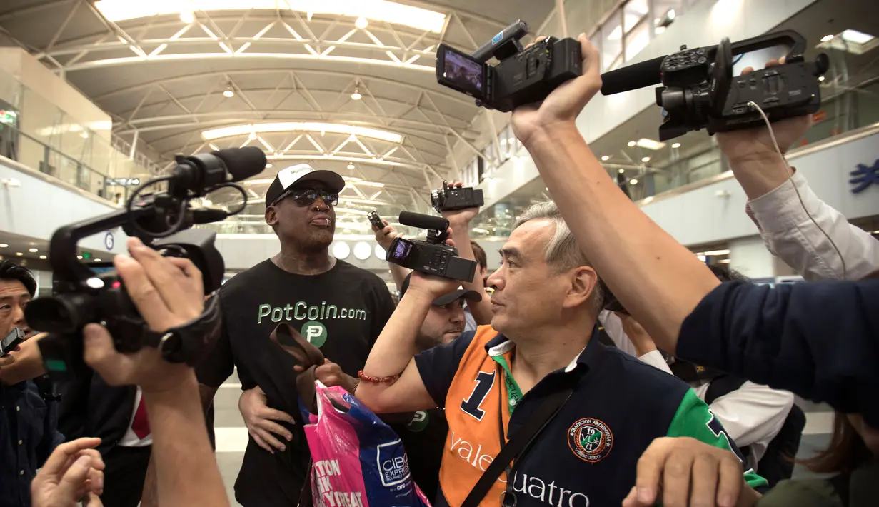 Mantan pemain NBA Dennis Rodman saat tiba di Bandara Internasional Ibu Kota Beijing di Beijing, (13/6). Dennis Rodman diketahui berteman dengan pemimpin Korea Utara, Kim Jong Un. (AP Photo / Mark Schiefelbein)