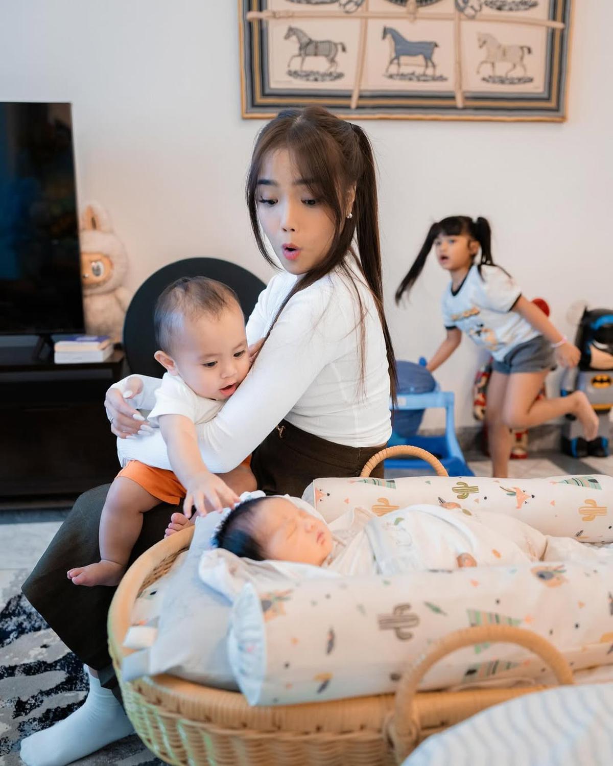 Potret Fuji dan Fadly Faisal Jenguk Baby Jyad, Anak Shandy Purnamasari dan Gilang Juragan99