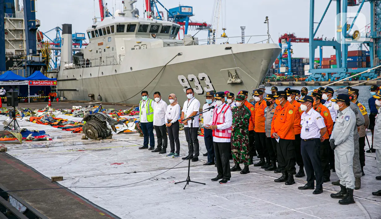 Menhub Budi Karya Sumadi memberikan keterangan pers terkait operasi SAR jatuhnya pesawat Sriwijaya Air SJ 182 di Dermaga JICT, Tanjung Priok, Jakarta, Kamis (21/1/2021). Operasi SAR korban Sriwijaya Air SJ 182 ditutup setelah berjalan selama 13 hari sejak 9 Januari 2021. (Liputan6.com/Faizal Fanani)