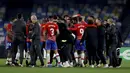 Para pemain Granada dan ofisial tim merayakan kelolosan mereka ke babak 16 Besar Liga Europa meskipun kalah 1-2 dari Napoli dalam laga leg kedua babak 32 Besar di San Siro Stadium, Kamis (25/2/2021). (LaPresse via AP/Alessandro Garofalo)