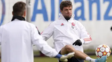 Penyerang Bayern Munchen Thomas Muller menendang bola saat sesi latihan sebelum leg kedua babak 16 besar Liga Champions di Munich, Senin (7/3/2022). Bayern Munchen akan menjalani laga leg kedua melawan RB Salzburg di Allianz Arena pada Rabu (9/3) dini hari WIB. (AP Photo/Matthias Schrader)