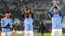 Pemain Malmo Veljko Birmancevic (kiri), Bonke Innocent (tengah), dan Anel Ahmedhodzic menyapa para penggemar usai melawan Juventus pada pertandingan sepak bola Grup H Liga Champions di Allianz Stadium, Turin, Italia, 8 Desember 2021. Juventus menang 1-0. (AP Photo/Antonio Calanni)